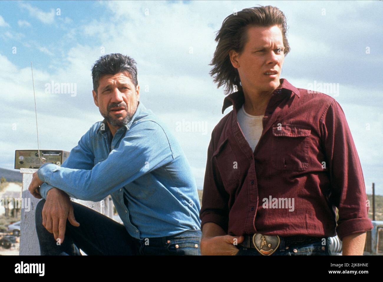 Fred Ward & Kevin Bacon Film: Tremors (USA 1990) Characters: Earl Bassett & Valentine McKee  / Titel Auch: 'Im Land Der Raketen-Würmer' Director: Ron Underwood 19 January 1990   **WARNING** This Photograph is for editorial use only and is the copyright of UNIVERSAL PICTURES and/or the Photographer assigned by the Film or Production Company and can only be reproduced by publications in conjunction with the promotion of the above Film. A Mandatory Credit To UNIVERSAL PICTURES is required. The Photographer should also be credited when known. No commercial use can be granted without written author Stock Photo