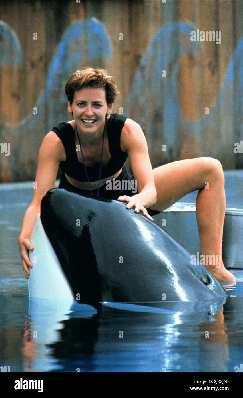 Lori Petty & Whale Film: Free Willy (USA/FR 1993) Characters: Rae Lindley &  Director: Simon Wincer 16 July 1993   **WARNING** This Photograph is for editorial use only and is the copyright of WARNER BROS. and/or the Photographer assigned by the Film or Production Company and can only be reproduced by publications in conjunction with the promotion of the above Film. A Mandatory Credit To WARNER BROS. is required. The Photographer should also be credited when known. No commercial use can be granted without written authority from the Film Company. Stock Photo