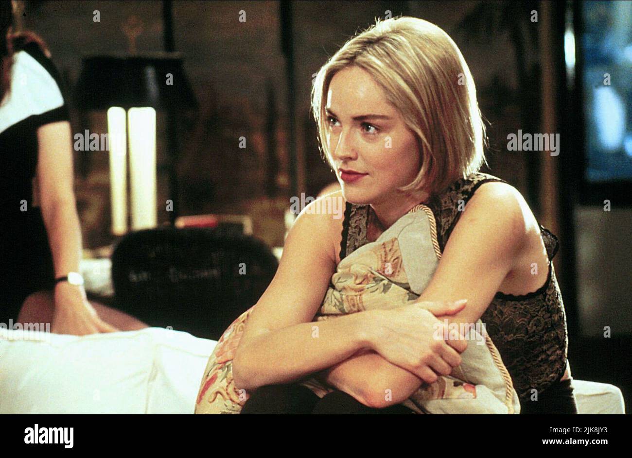 Sharon Stone Film: Sliver (USA 1993) Characters: Carly Norris  Director: Phillip Noyce 21 May 1993   **WARNING** This Photograph is for editorial use only and is the copyright of PARAMOUNT PICTURES and/or the Photographer assigned by the Film or Production Company and can only be reproduced by publications in conjunction with the promotion of the above Film. A Mandatory Credit To PARAMOUNT PICTURES is required. The Photographer should also be credited when known. No commercial use can be granted without written authority from the Film Company. Stock Photo