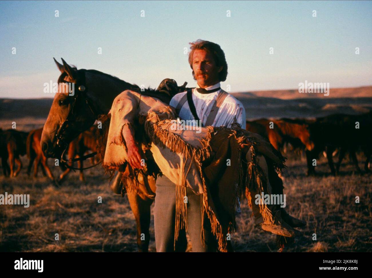 Kevin Costner Film: Dances With Wolves (USA 1990) Characters: Lt. John J. Dunbar  Director: Kevin Costner 19 October 1990   **WARNING** This Photograph is for editorial use only and is the copyright of MAJESTIC and/or the Photographer assigned by the Film or Production Company and can only be reproduced by publications in conjunction with the promotion of the above Film. A Mandatory Credit To MAJESTIC is required. The Photographer should also be credited when known. No commercial use can be granted without written authority from the Film Company. Stock Photo