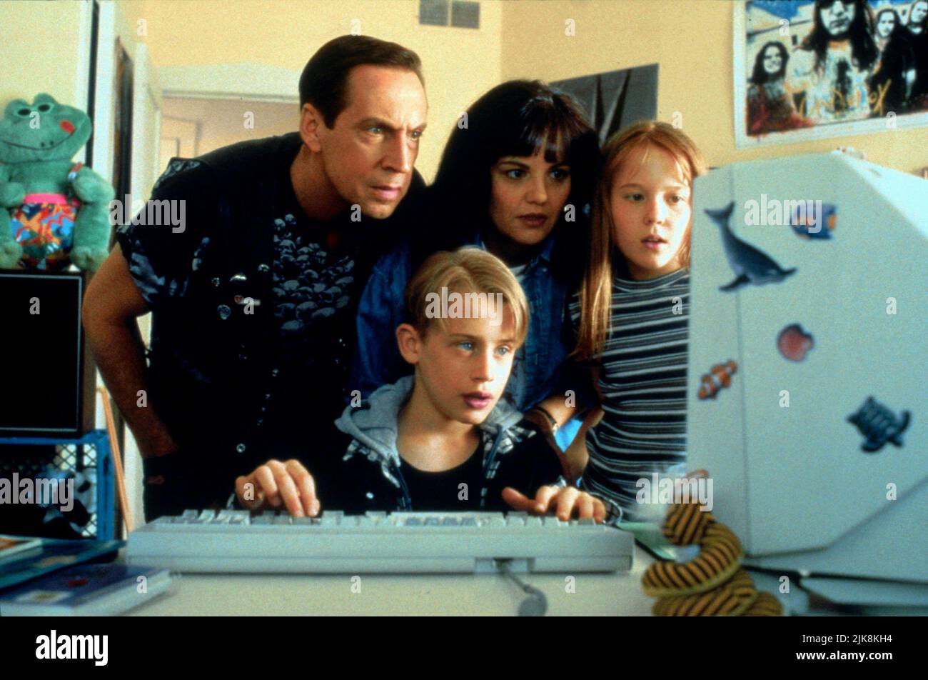 Jonathan Hyde, Macaulay Culkin & Stephi Lindburg Film: Richie Rich (1990) Characters: Herbert Arthur Runcible Cadbury,Richie Rich &  Director: Donald Petrie 21 December 1994   **WARNING** This Photograph is for editorial use only and is the copyright of WARNER and/or the Photographer assigned by the Film or Production Company and can only be reproduced by publications in conjunction with the promotion of the above Film. A Mandatory Credit To WARNER is required. The Photographer should also be credited when known. No commercial use can be granted without written authority from the Film Company. Stock Photo