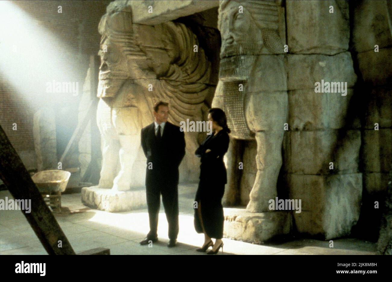 Arnold Schwarzenegger & Tia Carrere Film: True Lies (USA 1994) Characters:  Harry Tasker & Juno Skinner Director: James Cameron 13 July 1994  **WARNING** This Photograph is for editorial use only and is