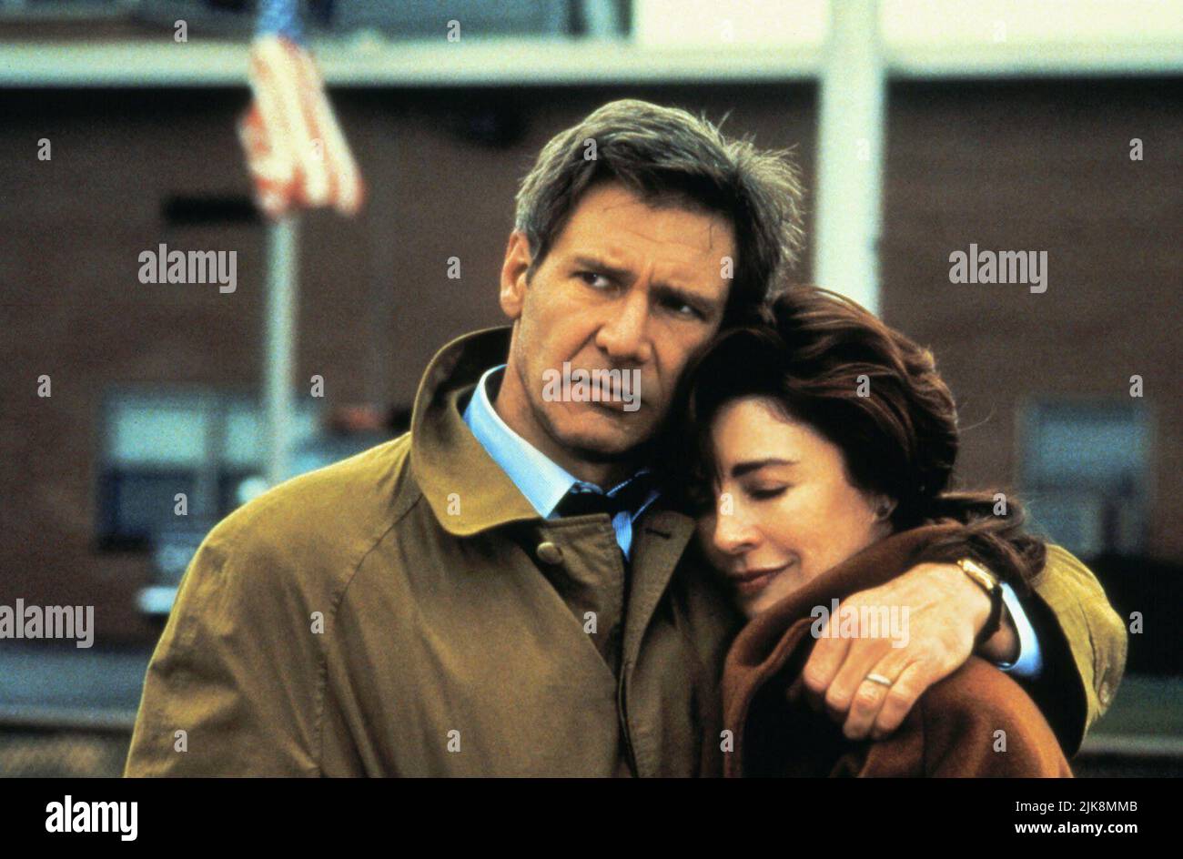 Harrison Ford & Anne Archer Film: Clear And Present Danger (USA 1994) Characters: Jack Ryan & Cathy Muller Ryan  / Literaturverfilmung (Based On The Book By Tom Clancy) Director: Phillip Noyce 03 August 1994   **WARNING** This Photograph is for editorial use only and is the copyright of PARAMOUNT PICTURES and/or the Photographer assigned by the Film or Production Company and can only be reproduced by publications in conjunction with the promotion of the above Film. A Mandatory Credit To PARAMOUNT PICTURES is required. The Photographer should also be credited when known. No commercial use can b Stock Photo