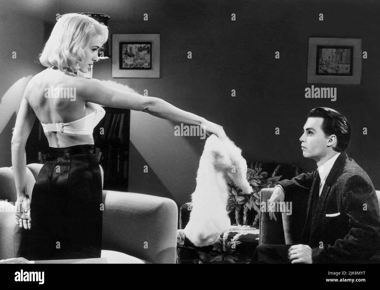 Johnny Depp & Sarah Jessica Parker Film: Ed Wood (1994) Characters: Ed Wood  & Dolores Fuller Director: Tim Burton 28 September 1994 **WARNING** This  Photograph is for editorial use only and is