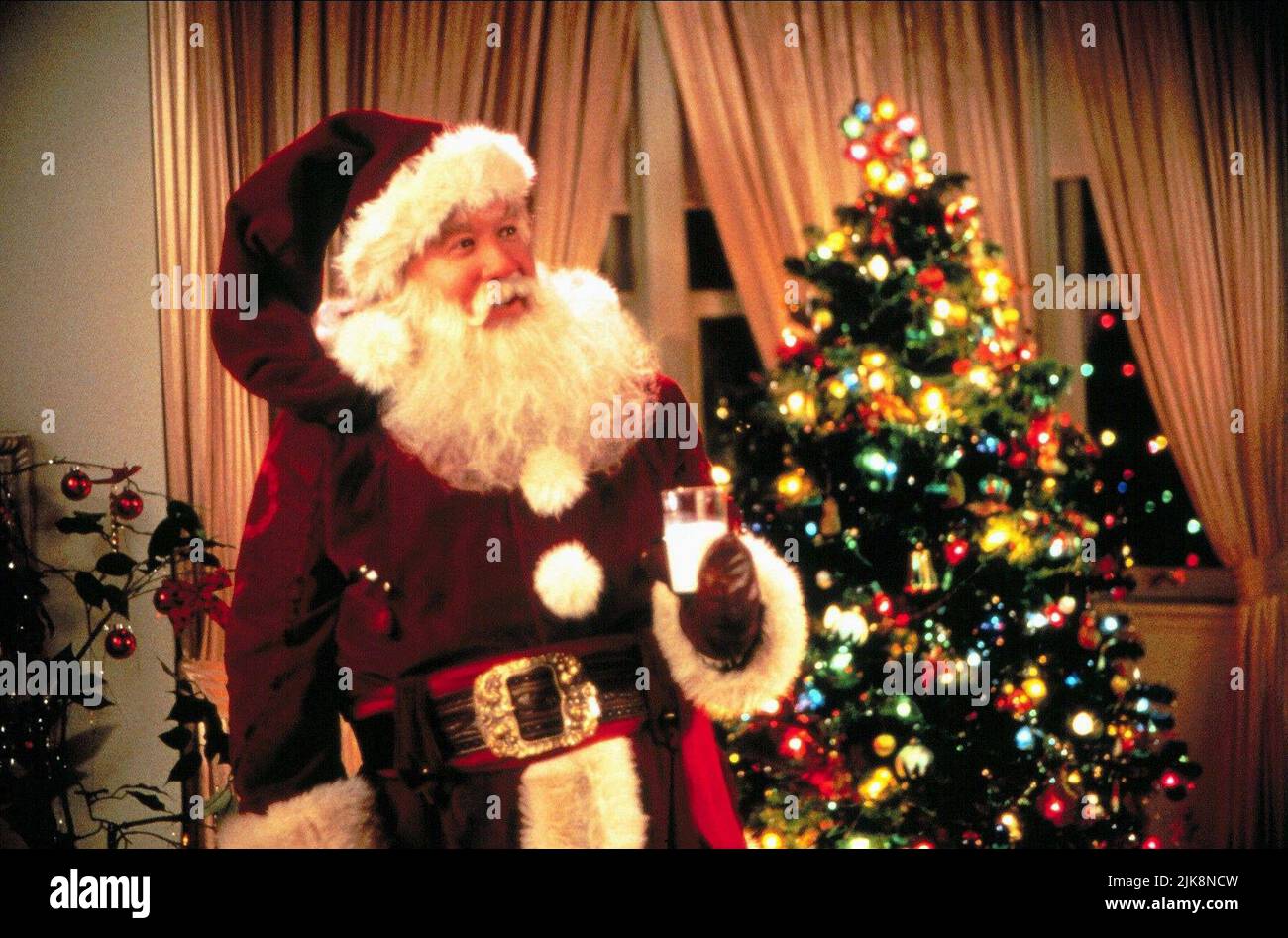 Tim Allen Film: The Santa Clause (USA 1994) Characters: Scott Calvin  Director: John Pasquin 11 November 1994   **WARNING** This Photograph is for editorial use only and is the copyright of DISNEY and/or the Photographer assigned by the Film or Production Company and can only be reproduced by publications in conjunction with the promotion of the above Film. A Mandatory Credit To DISNEY is required. The Photographer should also be credited when known. No commercial use can be granted without written authority from the Film Company. Stock Photo