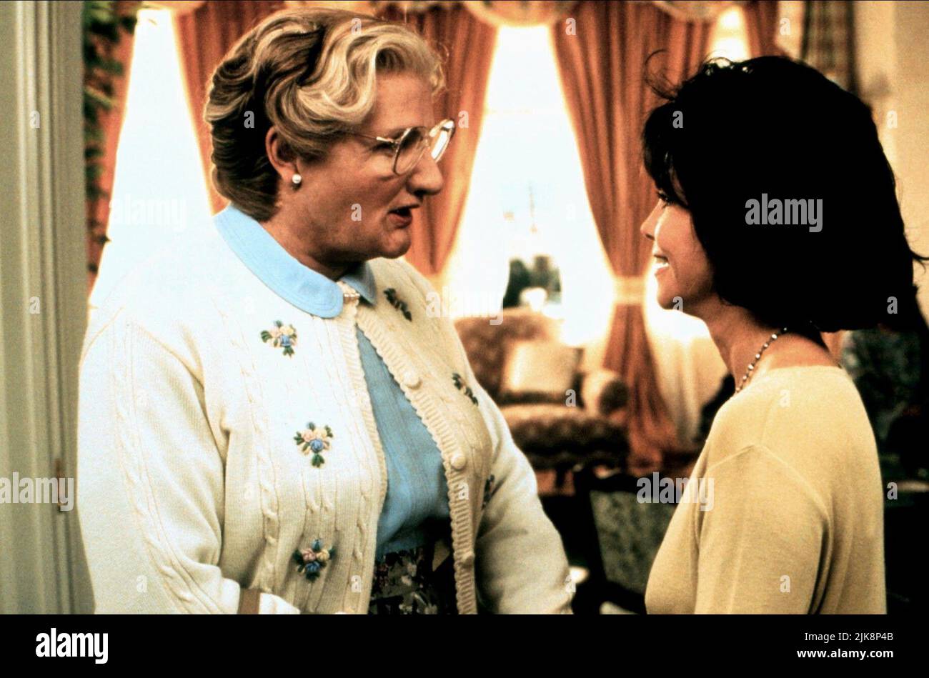 Robin Williams & Sally Field Film: Mrs. Doubtfire (USA 1993) Characters: Daniel Hillard & Miranda Hillard  Director: Chris Columbus 24 November 1993   **WARNING** This Photograph is for editorial use only and is the copyright of 20TH CENTURY FOX and/or the Photographer assigned by the Film or Production Company and can only be reproduced by publications in conjunction with the promotion of the above Film. A Mandatory Credit To 20TH CENTURY FOX is required. The Photographer should also be credited when known. No commercial use can be granted without written authority from the Film Company. Stock Photo