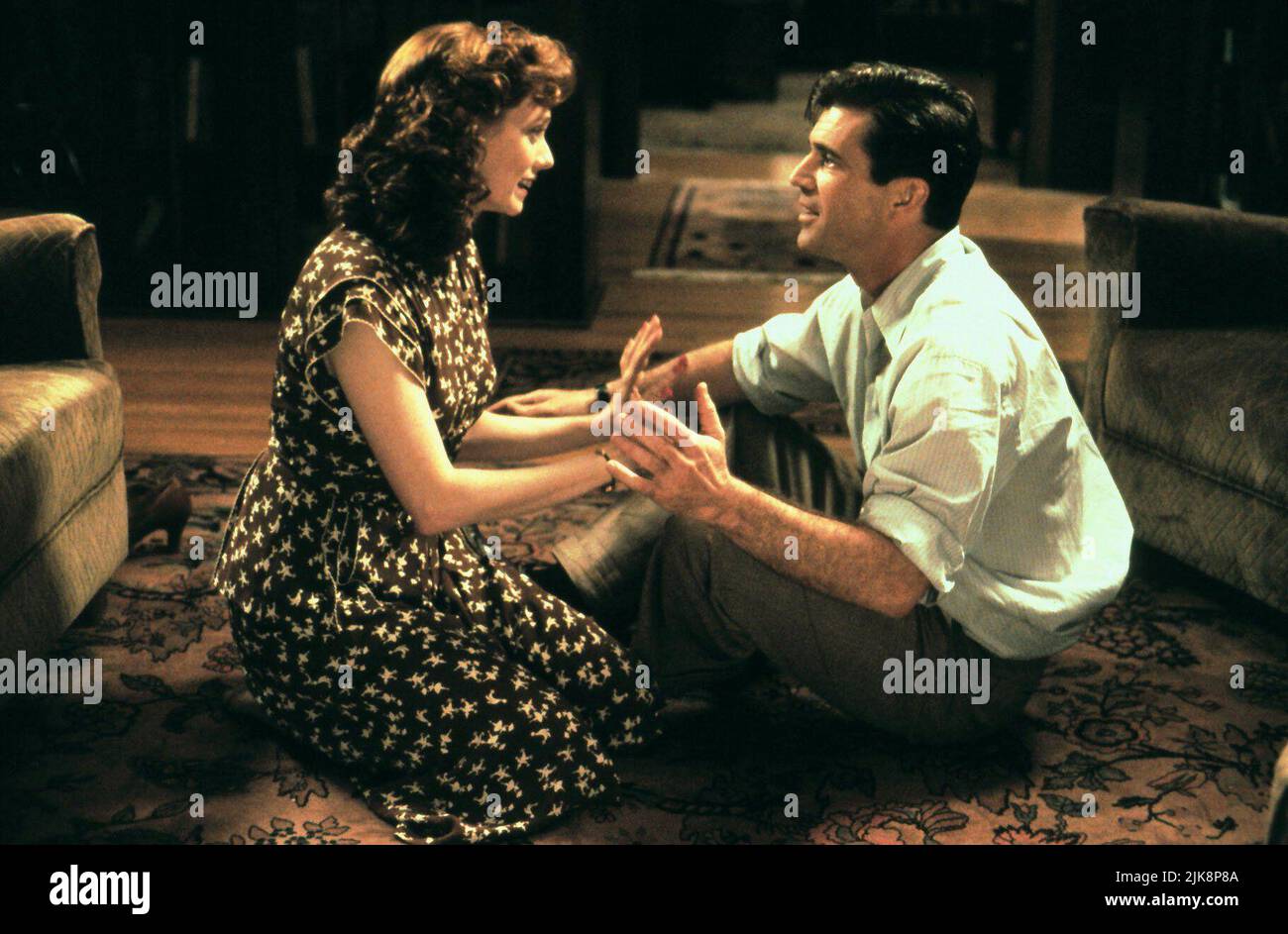 Isabel Glasser & Mel Gibson Film: Forever Young (USA 1992) Characters: Helen & Capt. Daniel McCormick  Director: Steve Miner 11 December 1992   **WARNING** This Photograph is for editorial use only and is the copyright of WARNER BROS. and/or the Photographer assigned by the Film or Production Company and can only be reproduced by publications in conjunction with the promotion of the above Film. A Mandatory Credit To WARNER BROS. is required. The Photographer should also be credited when known. No commercial use can be granted without written authority from the Film Company. Stock Photo