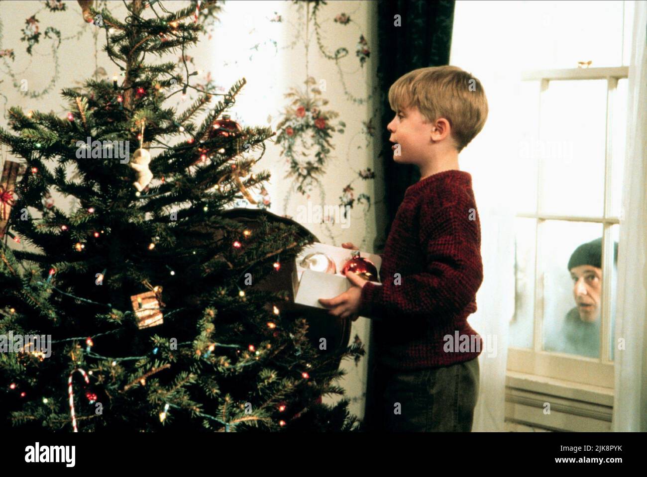 Macaulay Culkin & Joe Pesci Film: Home Alone (USA 1990) Characters: Kevin McCallister & Harry  Director: Chris Columbus 10 November 1990   **WARNING** This Photograph is for editorial use only and is the copyright of 20TH CENTURY FOX and/or the Photographer assigned by the Film or Production Company and can only be reproduced by publications in conjunction with the promotion of the above Film. A Mandatory Credit To 20TH CENTURY FOX is required. The Photographer should also be credited when known. No commercial use can be granted without written authority from the Film Company. Stock Photo