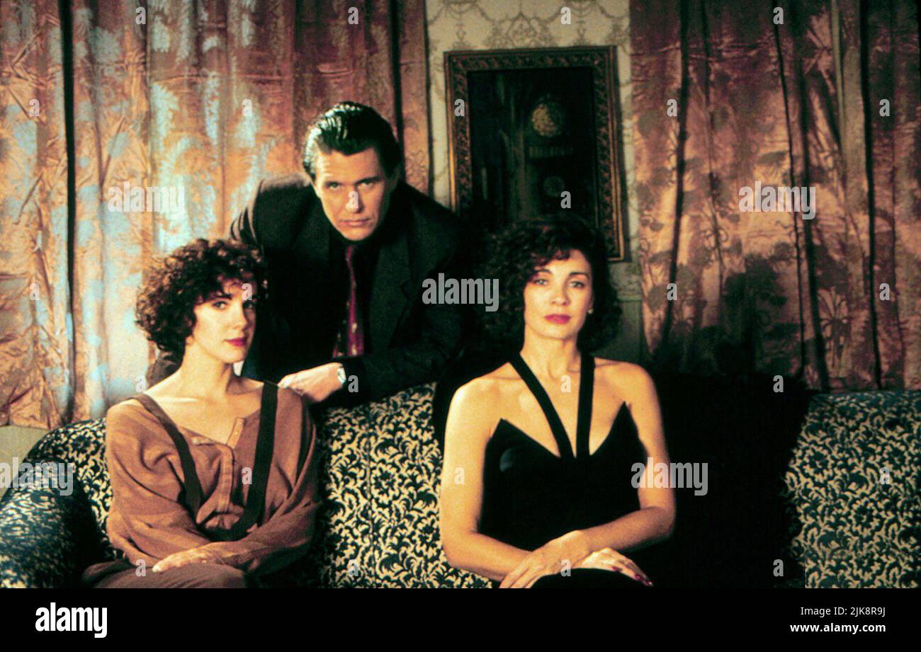 Elizabeth Perkins, Tom Berenger, Anne Archer Film: Love At Large (1990) Characters: Stella Wynkowski,Harry Dobbs,Miss Dolan  Director: Alan Rudolph 09 March 1990   **WARNING** This Photograph is for editorial use only and is the copyright of ORION and/or the Photographer assigned by the Film or Production Company and can only be reproduced by publications in conjunction with the promotion of the above Film. A Mandatory Credit To ORION is required. The Photographer should also be credited when known. No commercial use can be granted without written authority from the Film Company. Stock Photo