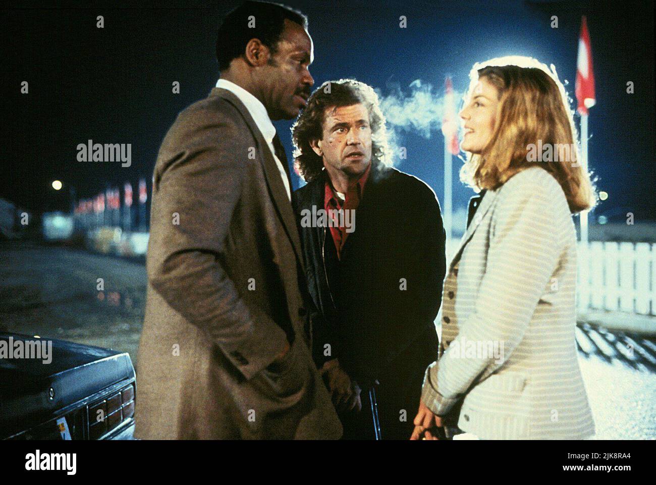 Danny Glover, Mel Gibson & Rene Russo Film: Lethal Weapon 3 (USA 1992) Characters: Roger Murtaugh,Martin Riggs,Lorna Cole  / Titel Auch: 'Lethal Weapon 3: Die Profis Sind Zurück' Director: Richard Donner 11 May 1992   **WARNING** This Photograph is for editorial use only and is the copyright of WARNER BROS. and/or the Photographer assigned by the Film or Production Company and can only be reproduced by publications in conjunction with the promotion of the above Film. A Mandatory Credit To WARNER BROS. is required. The Photographer should also be credited when known. No commercial use can be gr Stock Photo