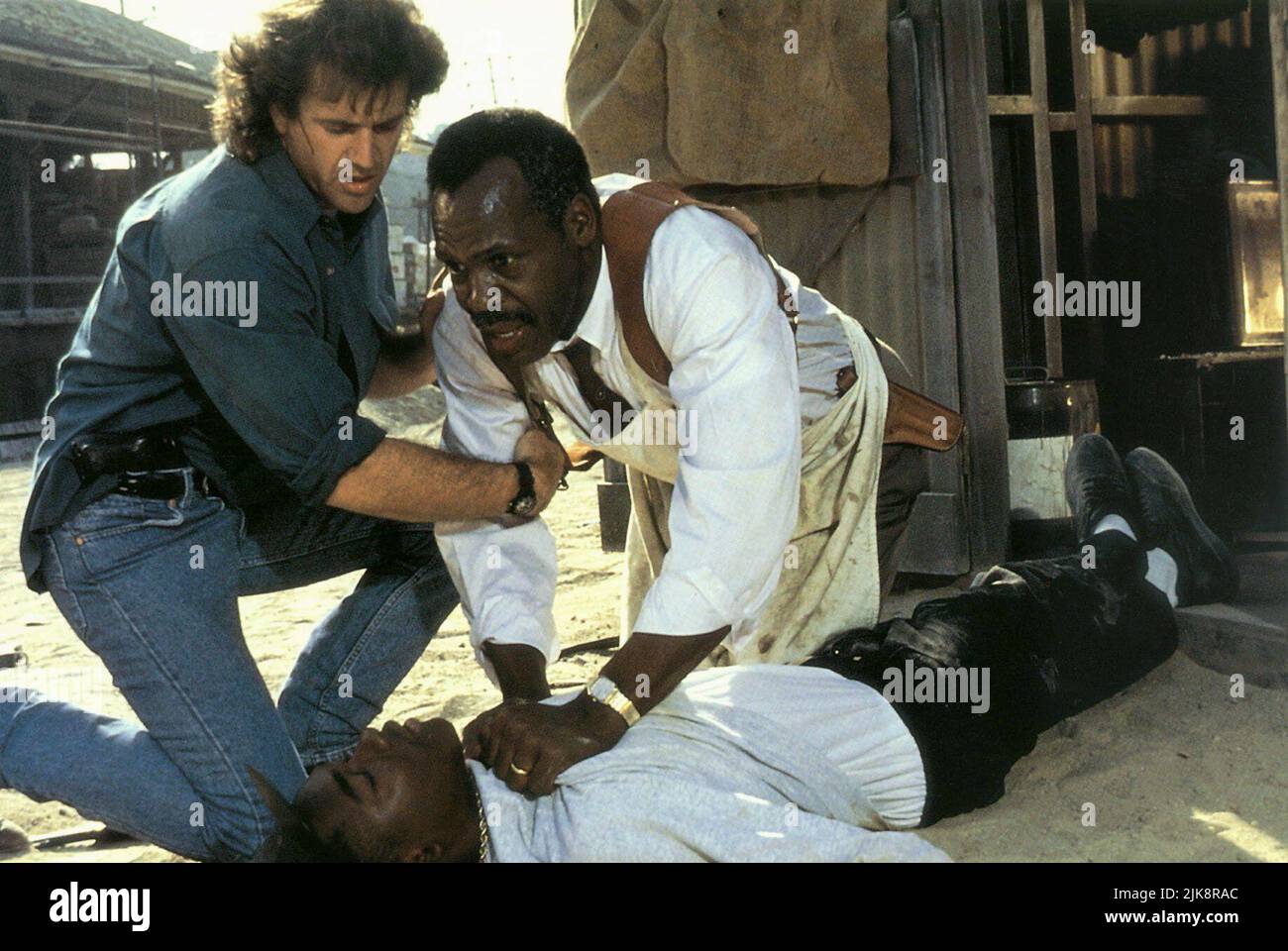 Mel Gibson, Bobby Wynn & Danny Glover Film: Lethal Weapon 3 (USA 1992) Characters: Martin Riggs, Darryl & Roger Murtaugh  / Titel Auch: 'Lethal Weapon 3: Die Profis Sind Zurück' Director: Richard Donner 11 May 1992   **WARNING** This Photograph is for editorial use only and is the copyright of WARNER BROS. and/or the Photographer assigned by the Film or Production Company and can only be reproduced by publications in conjunction with the promotion of the above Film. A Mandatory Credit To WARNER BROS. is required. The Photographer should also be credited when known. No commercial use can be gra Stock Photo