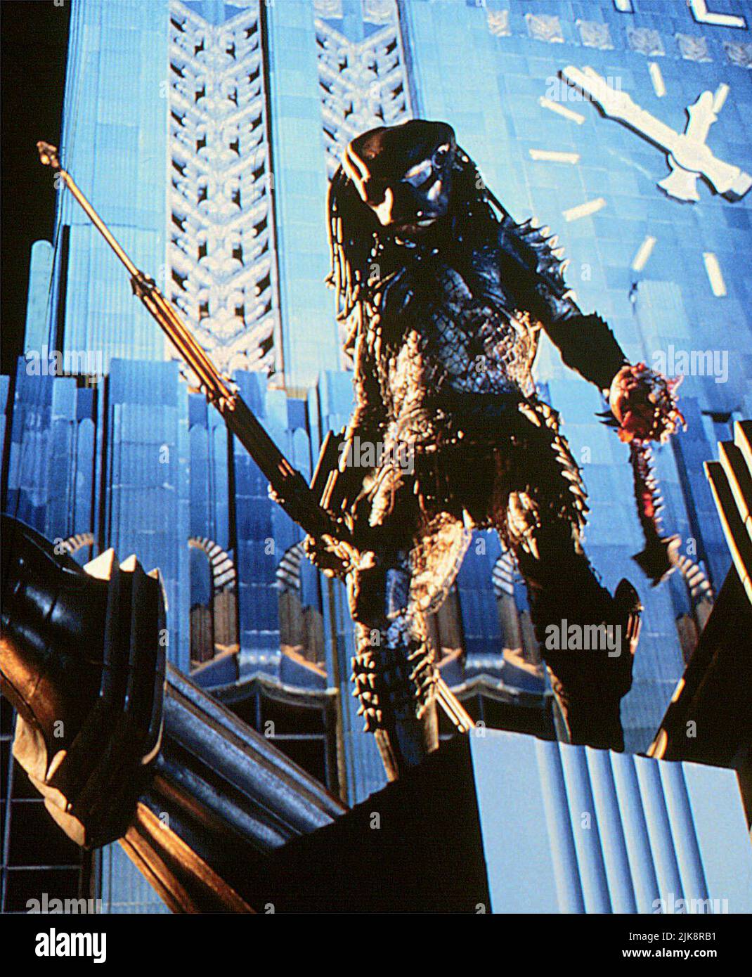 Alien Predator Film: Predator 2 (USA 1990)   / Location: Eastern Columbia Building, Los Angeles Director: Stephen Hopkins 19 November 1990   **WARNING** This Photograph is for editorial use only and is the copyright of 20TH CENTURY FOX / RICHARD FOREMAN JR. and/or the Photographer assigned by the Film or Production Company and can only be reproduced by publications in conjunction with the promotion of the above Film. A Mandatory Credit To 20TH CENTURY FOX / RICHARD FOREMAN JR. is required. No commercial use can be granted without written authority from the Film Company. Stock Photo