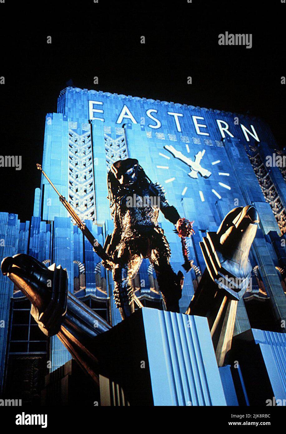 Alien Predator Film: Predator 2 (USA 1990)   / Location: Eastern Columbia Building, Los Angeles Director: Stephen Hopkins 19 November 1990   **WARNING** This Photograph is for editorial use only and is the copyright of 20TH CENTURY FOX / RICHARD FOREMAN JR. and/or the Photographer assigned by the Film or Production Company and can only be reproduced by publications in conjunction with the promotion of the above Film. A Mandatory Credit To 20TH CENTURY FOX / RICHARD FOREMAN JR. is required. No commercial use can be granted without written authority from the Film Company. Stock Photo