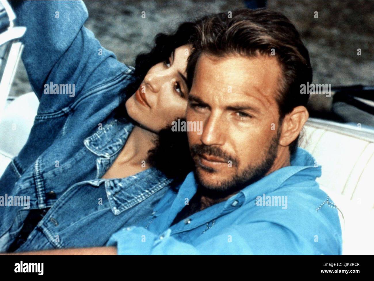 Madeleine Stowe, Kevin Costner Film: Revenge (USA/MEX 1990) Characters: Miryea Mendez,Michael J. 'Jay' Cochran  Director: Tony Scott 16 February 1990   **WARNING** This Photograph is for editorial use only and is the copyright of COLUMBIA and/or the Photographer assigned by the Film or Production Company and can only be reproduced by publications in conjunction with the promotion of the above Film. A Mandatory Credit To COLUMBIA is required. The Photographer should also be credited when known. No commercial use can be granted without written authority from the Film Company. Stock Photo
