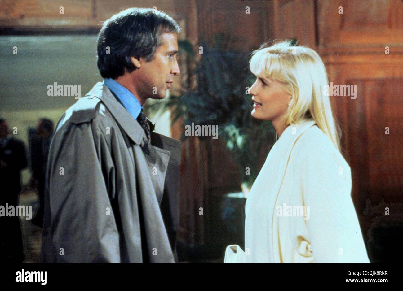 Chevy Chase & Daryl Hannah Film: Memoirs Of An Invisible Man (1992) Characters: Nick Halloway & Alice Monroe  Director: John Carpenter 28 February 1992   **WARNING** This Photograph is for editorial use only and is the copyright of WARNER BROS and/or the Photographer assigned by the Film or Production Company and can only be reproduced by publications in conjunction with the promotion of the above Film. A Mandatory Credit To WARNER BROS is required. The Photographer should also be credited when known. No commercial use can be granted without written authority from the Film Company. Stock Photo