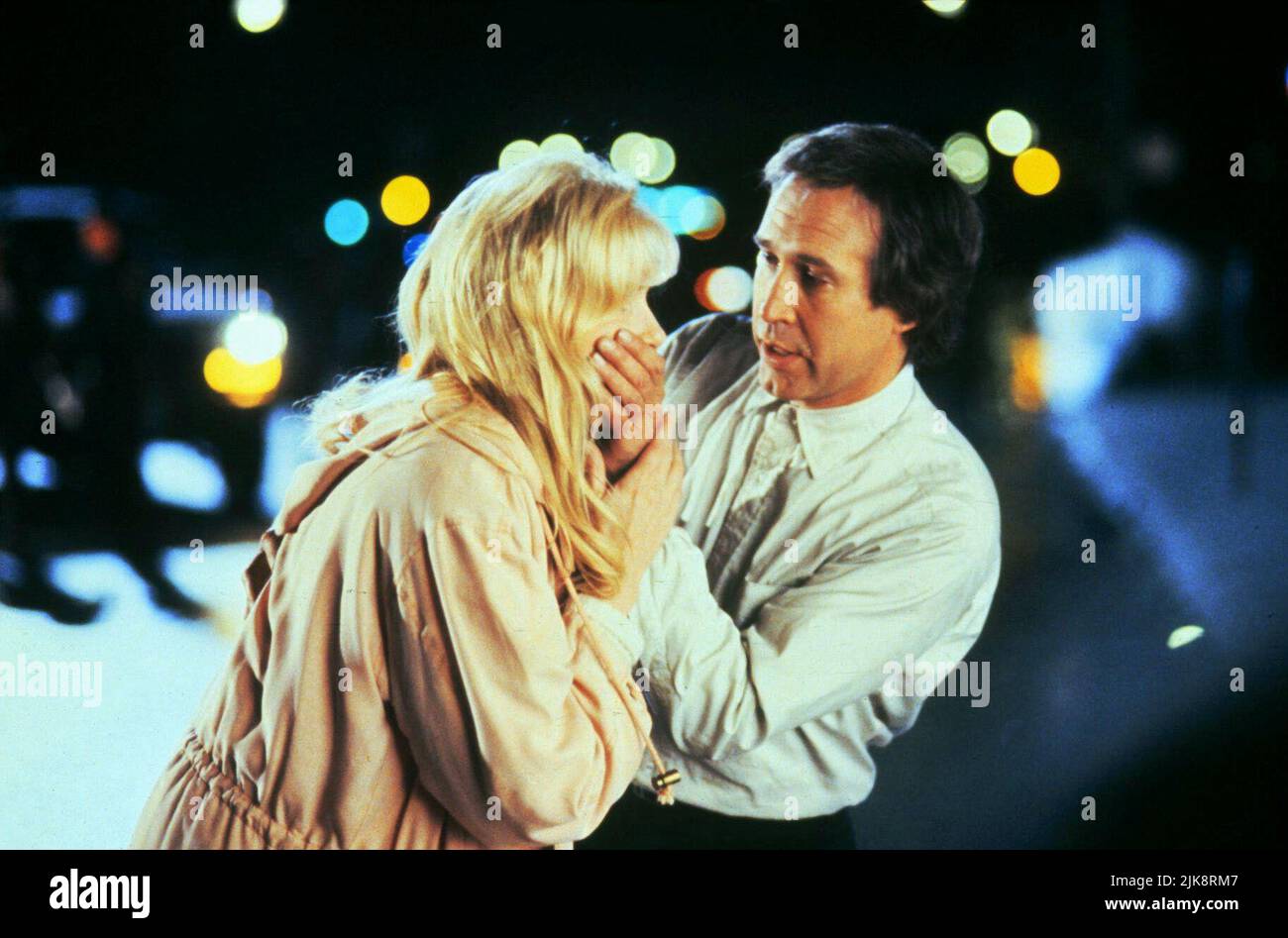 Daryl Hannah & Chevy Chase Film: Memoirs Of An Invisible Man (1992) Characters: Alice Monroe & Nick Halloway  Director: John Carpenter 28 February 1992   **WARNING** This Photograph is for editorial use only and is the copyright of WARNER BROS and/or the Photographer assigned by the Film or Production Company and can only be reproduced by publications in conjunction with the promotion of the above Film. A Mandatory Credit To WARNER BROS is required. The Photographer should also be credited when known. No commercial use can be granted without written authority from the Film Company. Stock Photo