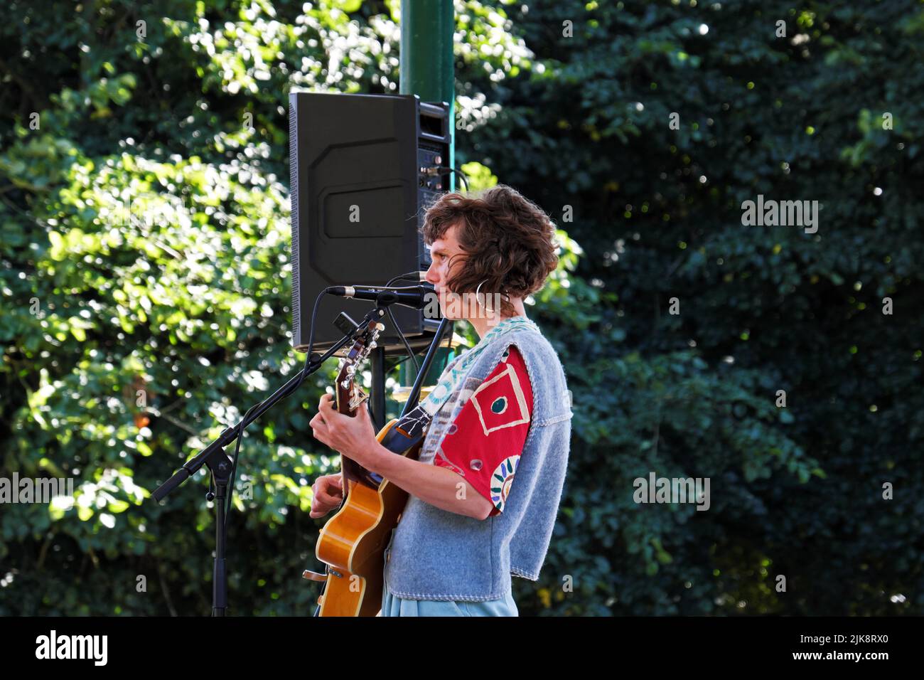 Weston-super-Mare, UK, 31 July 2022. Singer-songwriter Rachael Dadd plays a Sunday afternoon concert in the bandstand in Grove Park. This is part of the Weston Bandstand Sessions, a series of concerts running throughout the summer of 2022. Stock Photo