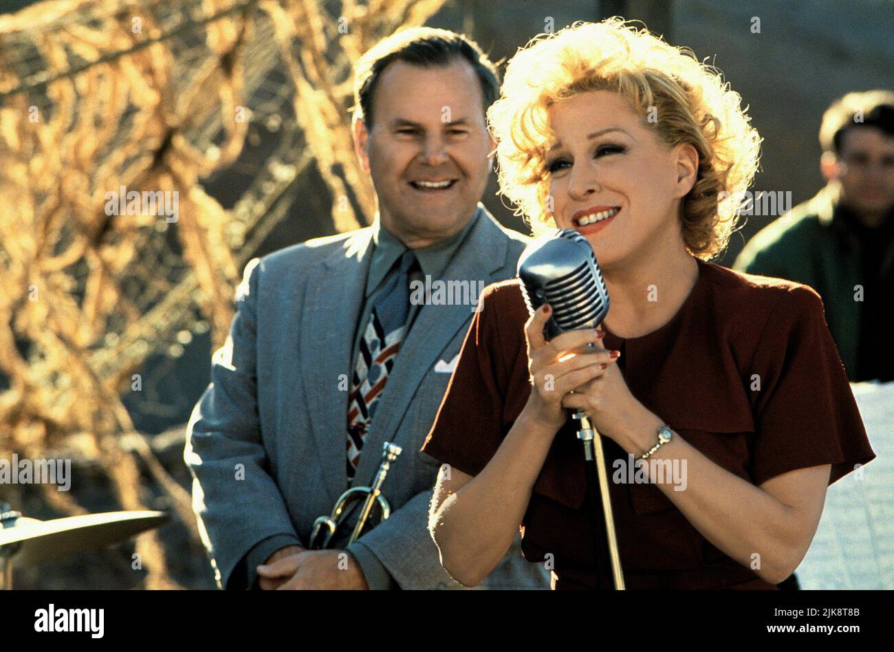 Bud Yorkin & Bette Midler Film: For The Boys (1991) Characters: Phil & Dixie Leonard  Director: Mark Rydell 22 November 1991   **WARNING** This Photograph is for editorial use only and is the copyright of 20TH CENTURY FOX and/or the Photographer assigned by the Film or Production Company and can only be reproduced by publications in conjunction with the promotion of the above Film. A Mandatory Credit To 20TH CENTURY FOX is required. The Photographer should also be credited when known. No commercial use can be granted without written authority from the Film Company. Stock Photo