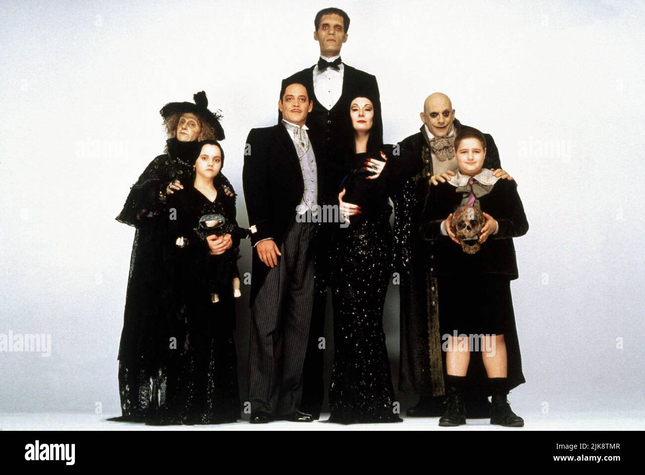 Carol Kane, Christina Ricci, Raul Julia, Carel Struycken, Anjelica Huston, Christopher Lloyd & Jimmy Workman Film: Addams Family Values (USA 1993) Characters: Grandma,Wednesday Addams,Gomez Addams,Lurch,Morticia Addams,Uncle Fester Addams,Pugsley Addams  Director: Barry Sonnenfeld 19 November 1993   **WARNING** This Photograph is for editorial use only and is the copyright of PARAMOUNT PICTURES and/or the Photographer assigned by the Film or Production Company and can only be reproduced by publications in conjunction with the promotion of the above Film. A Mandatory Credit To PARAMOUNT PICTURE Stock Photo