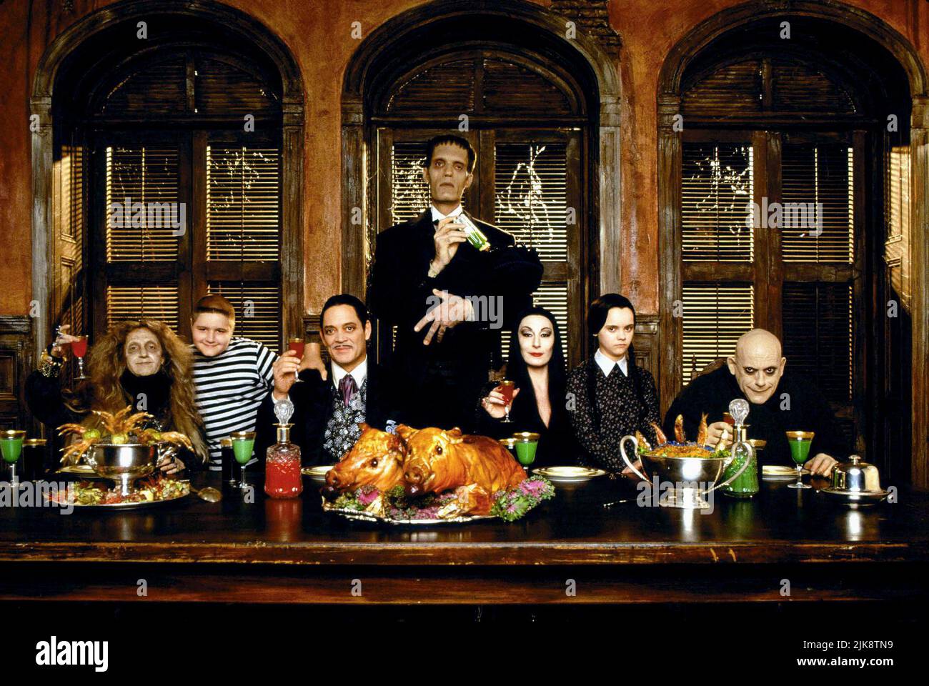 Carol Kane, Jimmy Workman, Raul Julia, Carel Struycken, Anjelica Huston, Christina Ricci & Christopher Lloyd Film: Addams Family Values (USA 1993) Characters: Grandma,Pugsley Addams,Gomez Addams,Lurch,Morticia Addams,Wednesday Addams,Uncle Fester Addams  Director: Barry Sonnenfeld 19 November 1993   **WARNING** This Photograph is for editorial use only and is the copyright of PARAMOUNT PICTURES and/or the Photographer assigned by the Film or Production Company and can only be reproduced by publications in conjunction with the promotion of the above Film. A Mandatory Credit To PARAMOUNT PICTURE Stock Photo
