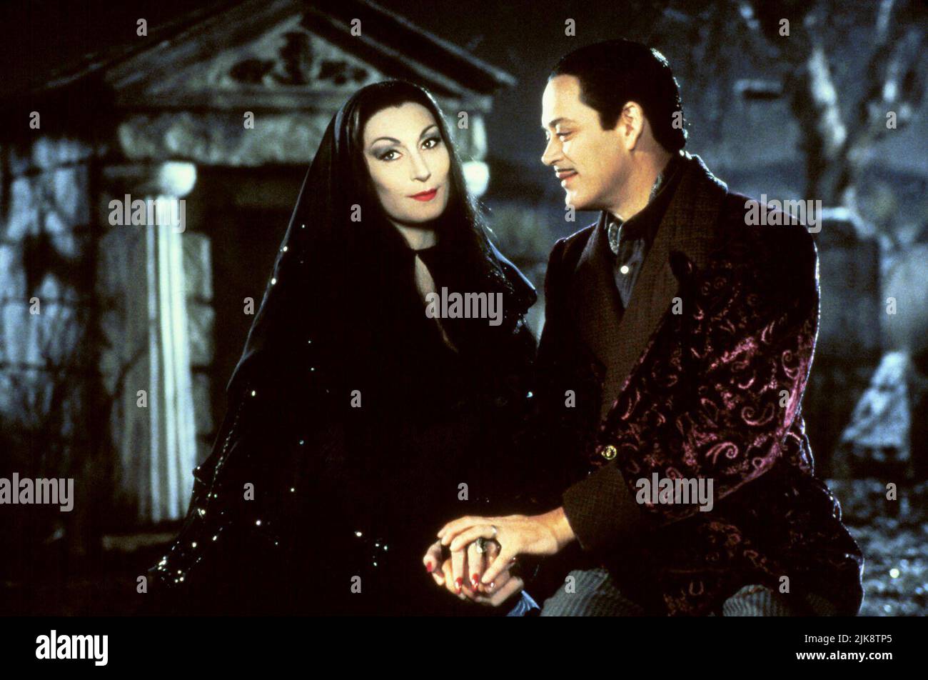 Anjelica Huston & Raul Julia Film: Addams Family Values (USA 1993) Characters: Morticia Addams & Gomez Addams  Director: Barry Sonnenfeld 19 November 1993   **WARNING** This Photograph is for editorial use only and is the copyright of PARAMOUNT PICTURES and/or the Photographer assigned by the Film or Production Company and can only be reproduced by publications in conjunction with the promotion of the above Film. A Mandatory Credit To PARAMOUNT PICTURES is required. The Photographer should also be credited when known. No commercial use can be granted without written authority from the Film Com Stock Photo