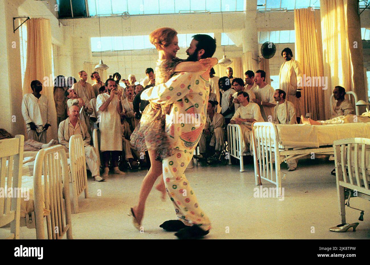 Amanda Plummer, Robin Williams Film: The Fisher King (1991) Characters: Lydia Sinclair,Parry  Director: Terry Gilliam 13 September 1991   **WARNING** This Photograph is for editorial use only and is the copyright of COLUMBIA and/or the Photographer assigned by the Film or Production Company and can only be reproduced by publications in conjunction with the promotion of the above Film. A Mandatory Credit To COLUMBIA is required. The Photographer should also be credited when known. No commercial use can be granted without written authority from the Film Company. Stock Photo