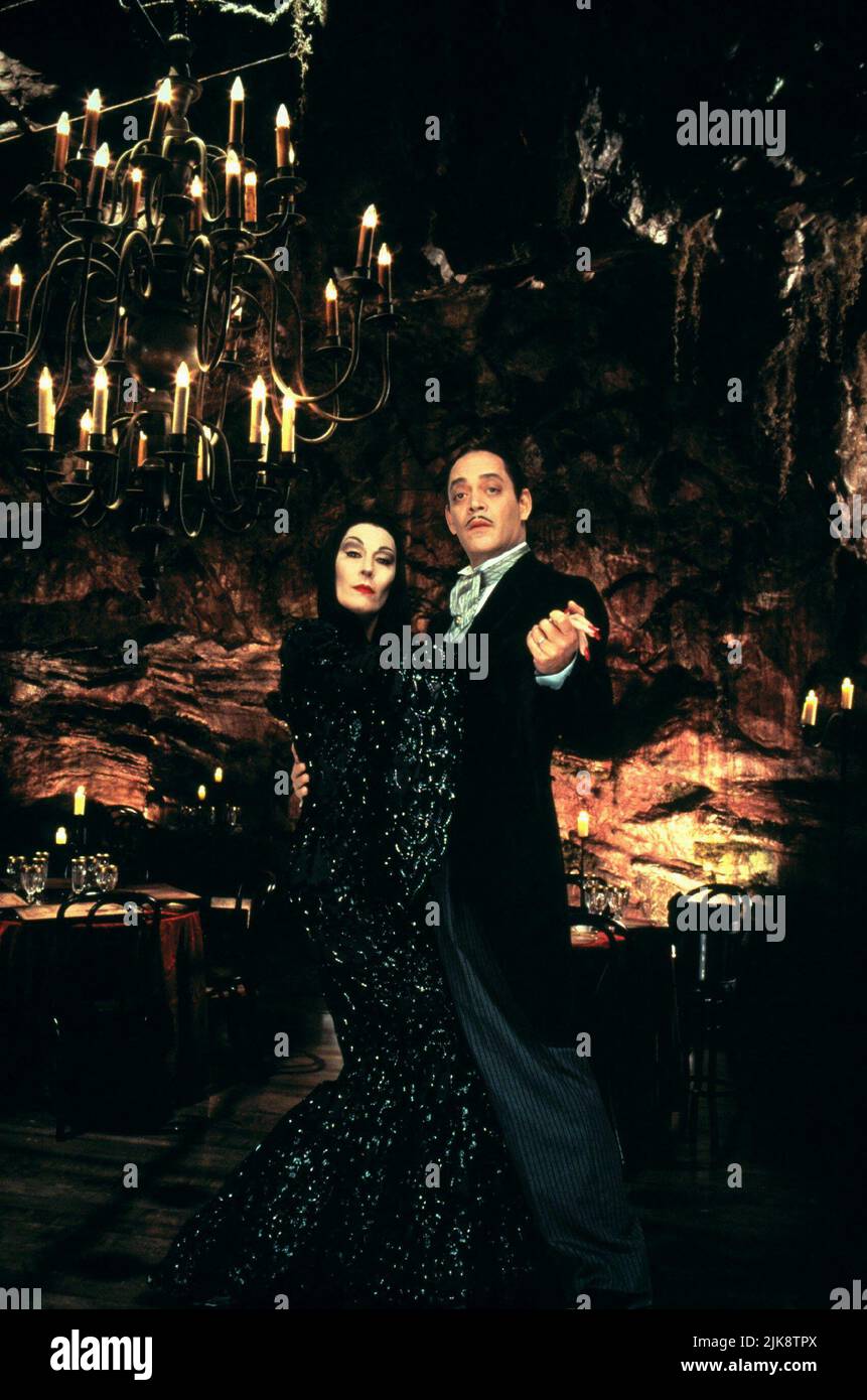 Anjelica Huston & Raul Julia Film: Addams Family Values (USA 1993) Characters: Morticia Addams & Gomez Addams  Director: Barry Sonnenfeld 19 November 1993   **WARNING** This Photograph is for editorial use only and is the copyright of PARAMOUNT PICTURES and/or the Photographer assigned by the Film or Production Company and can only be reproduced by publications in conjunction with the promotion of the above Film. A Mandatory Credit To PARAMOUNT PICTURES is required. The Photographer should also be credited when known. No commercial use can be granted without written authority from the Film Com Stock Photo