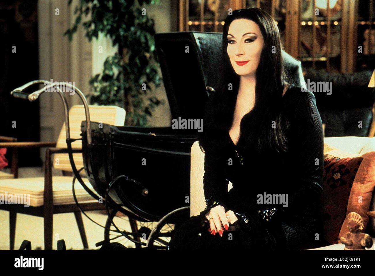 Anjelica Huston Film: Addams Family Values (USA 1993) Characters: Morticia Addams  Director: Barry Sonnenfeld 19 November 1993   **WARNING** This Photograph is for editorial use only and is the copyright of PARAMOUNT PICTURES and/or the Photographer assigned by the Film or Production Company and can only be reproduced by publications in conjunction with the promotion of the above Film. A Mandatory Credit To PARAMOUNT PICTURES is required. The Photographer should also be credited when known. No commercial use can be granted without written authority from the Film Company. Stock Photo