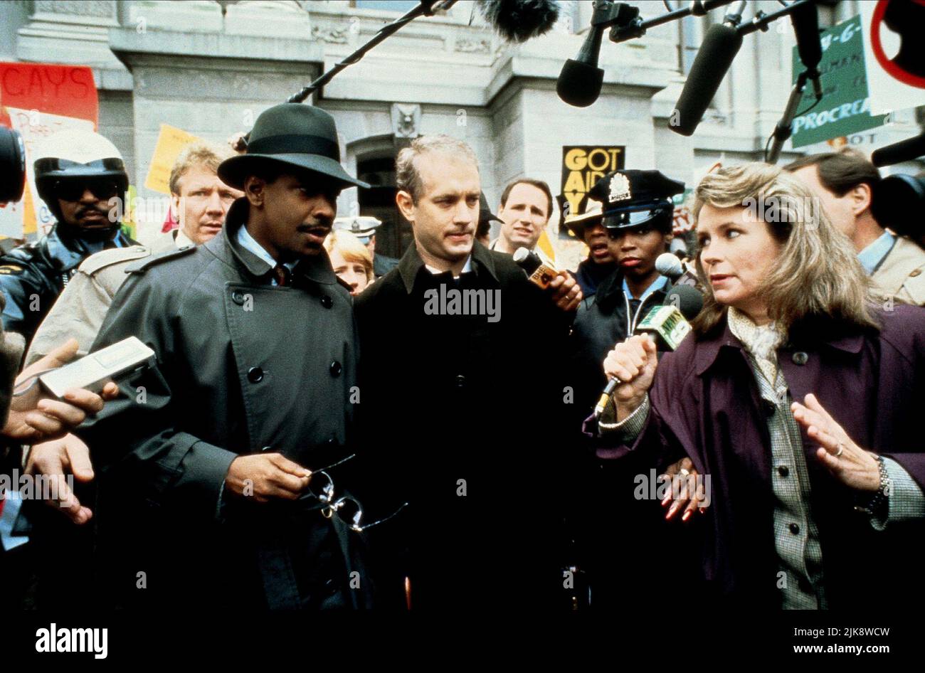 Denzel Washington, Tom Hanks Film: Philadelphia (USA 1993) Characters: Joe Miller,Andrew Beckett  Director: Jonathan Demme 14 December 1993   **WARNING** This Photograph is for editorial use only and is the copyright of TRISTAR PICTURES and/or the Photographer assigned by the Film or Production Company and can only be reproduced by publications in conjunction with the promotion of the above Film. A Mandatory Credit To TRISTAR PICTURES is required. The Photographer should also be credited when known. No commercial use can be granted without written authority from the Film Company. Stock Photo
