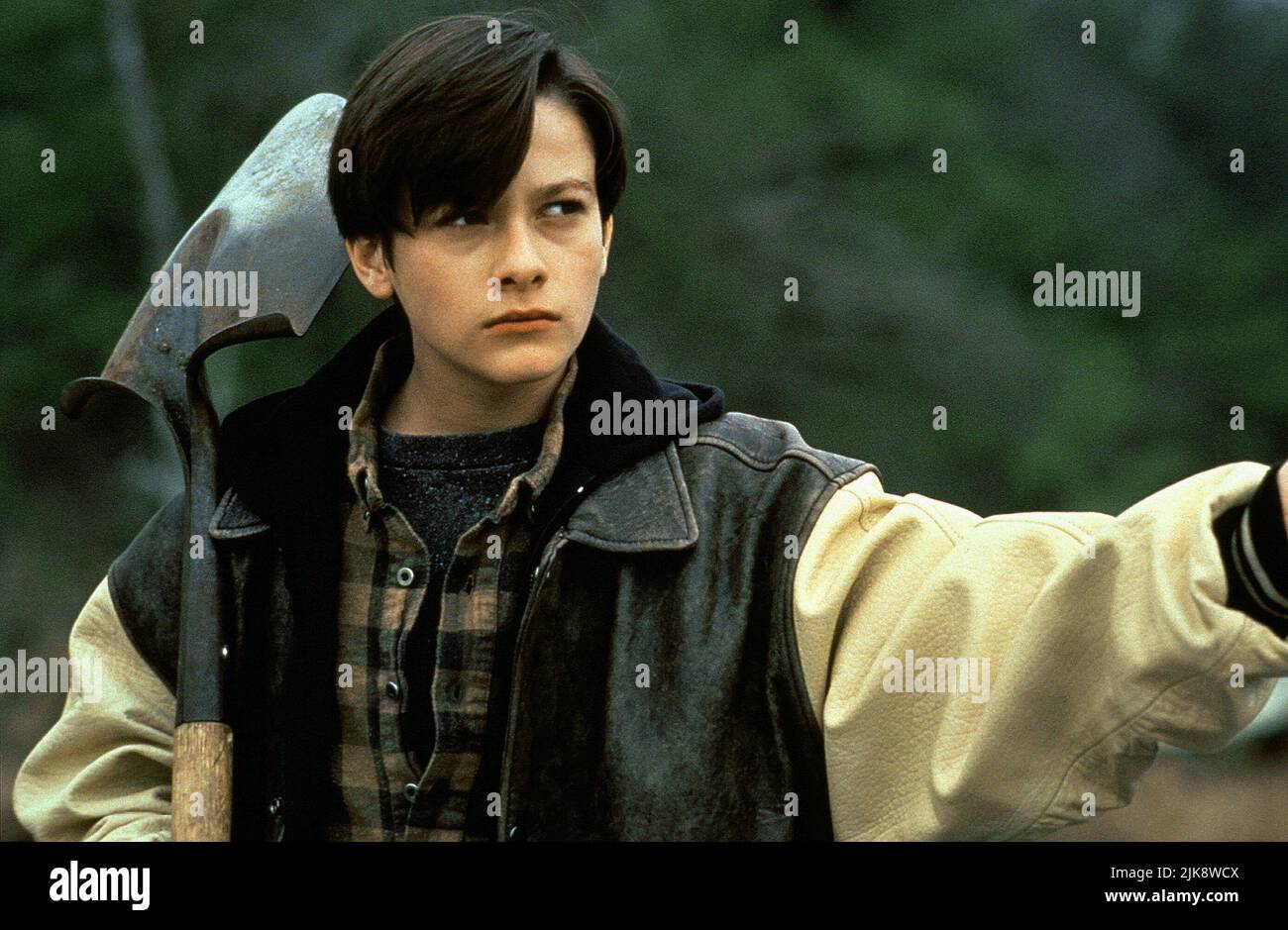 Edward Furlong Film: Pet Sematary Ii; Pet Sematary 2 (USA 1992) Characters: Jeff Matthews  Director: Mary Lambert 28 August 1992   **WARNING** This Photograph is for editorial use only and is the copyright of PARAMOUNT and/or the Photographer assigned by the Film or Production Company and can only be reproduced by publications in conjunction with the promotion of the above Film. A Mandatory Credit To PARAMOUNT is required. The Photographer should also be credited when known. No commercial use can be granted without written authority from the Film Company. Stock Photo
