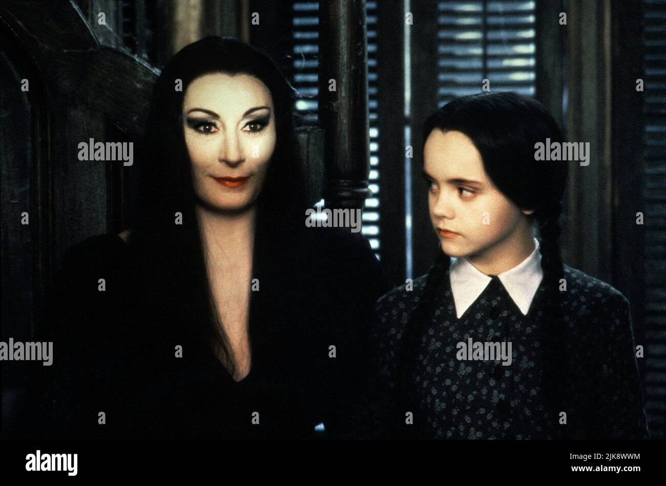 Anjelica Huston & Christina Ricci Film: Addams Family Values (USA 1993) Characters: Morticia Addams & Wednesday Addams  Director: Barry Sonnenfeld 19 November 1993   **WARNING** This Photograph is for editorial use only and is the copyright of PARAMOUNT PICTURES and/or the Photographer assigned by the Film or Production Company and can only be reproduced by publications in conjunction with the promotion of the above Film. A Mandatory Credit To PARAMOUNT PICTURES is required. The Photographer should also be credited when known. No commercial use can be granted without written authority from the Stock Photo