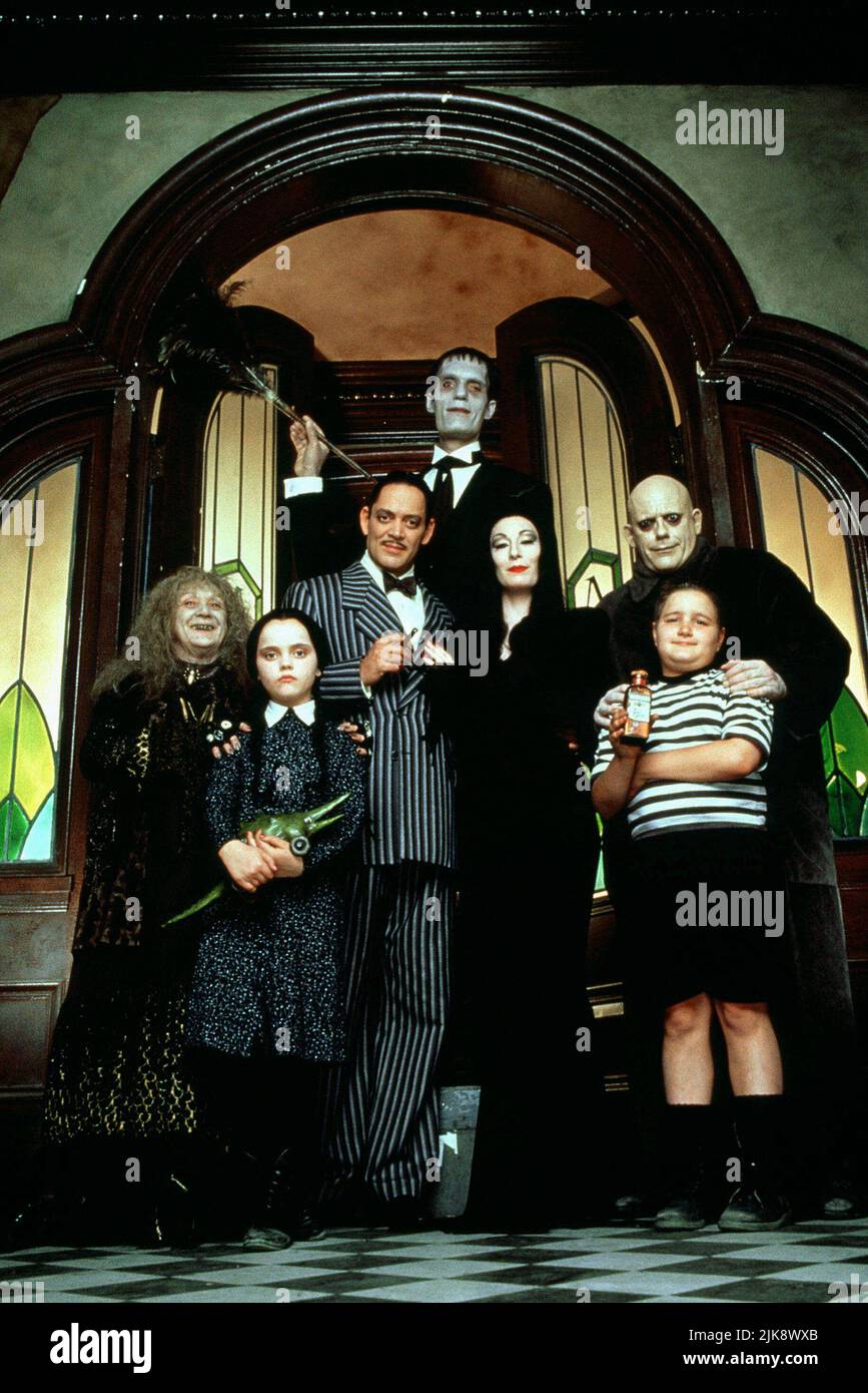 Christina Ricci, Raul Julia, Anjelica Huston, Christopher Lloyd Film: The Addams Family (1991) Characters: Wednesday Addams,Gomez Addams,Morticia Addams,Uncle Fester  Director: Barry Sonnenfeld 22 November 1991   **WARNING** This Photograph is for editorial use only and is the copyright of PARAMOUNT and/or the Photographer assigned by the Film or Production Company and can only be reproduced by publications in conjunction with the promotion of the above Film. A Mandatory Credit To PARAMOUNT is required. The Photographer should also be credited when known. No commercial use can be granted witho Stock Photo