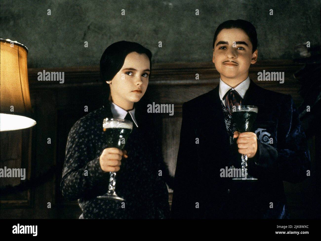 Christina Ricci & David Krumholtz Film: Addams Family Values (USA 1993) Characters: Wednesday Addams & Joel Glicker  Director: Barry Sonnenfeld 19 November 1993   **WARNING** This Photograph is for editorial use only and is the copyright of PARAMOUNT PICTURES and/or the Photographer assigned by the Film or Production Company and can only be reproduced by publications in conjunction with the promotion of the above Film. A Mandatory Credit To PARAMOUNT PICTURES is required. The Photographer should also be credited when known. No commercial use can be granted without written authority from the Fi Stock Photo