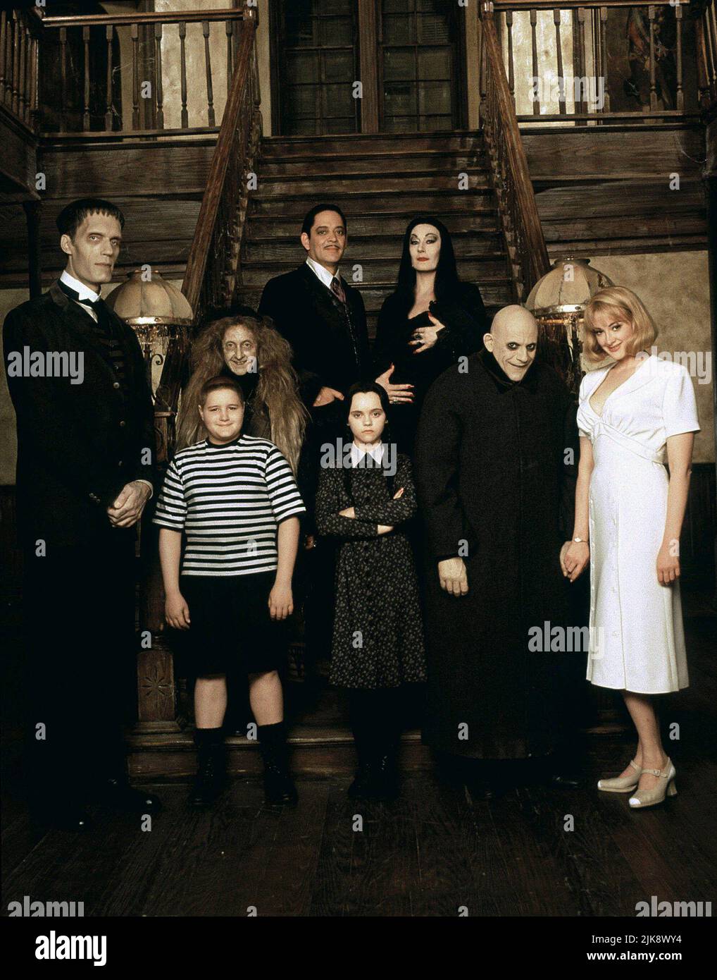 Carel Struycken, Jimmy Workman, Carol Kane, Raul Julia, Christina Ricci, Anjelica Huston, Christopher Lloyd & Joan Cusack Film: Addams Family Values (USA 1993) Characters: Gomez Addams,Wednesday Addams,Morticia Addams,Uncle Fester Addams  Director: Barry Sonnenfeld 19 November 1993   **WARNING** This Photograph is for editorial use only and is the copyright of PARAMOUNT PICTURES and/or the Photographer assigned by the Film or Production Company and can only be reproduced by publications in conjunction with the promotion of the above Film. A Mandatory Credit To PARAMOUNT PICTURES is required. T Stock Photo