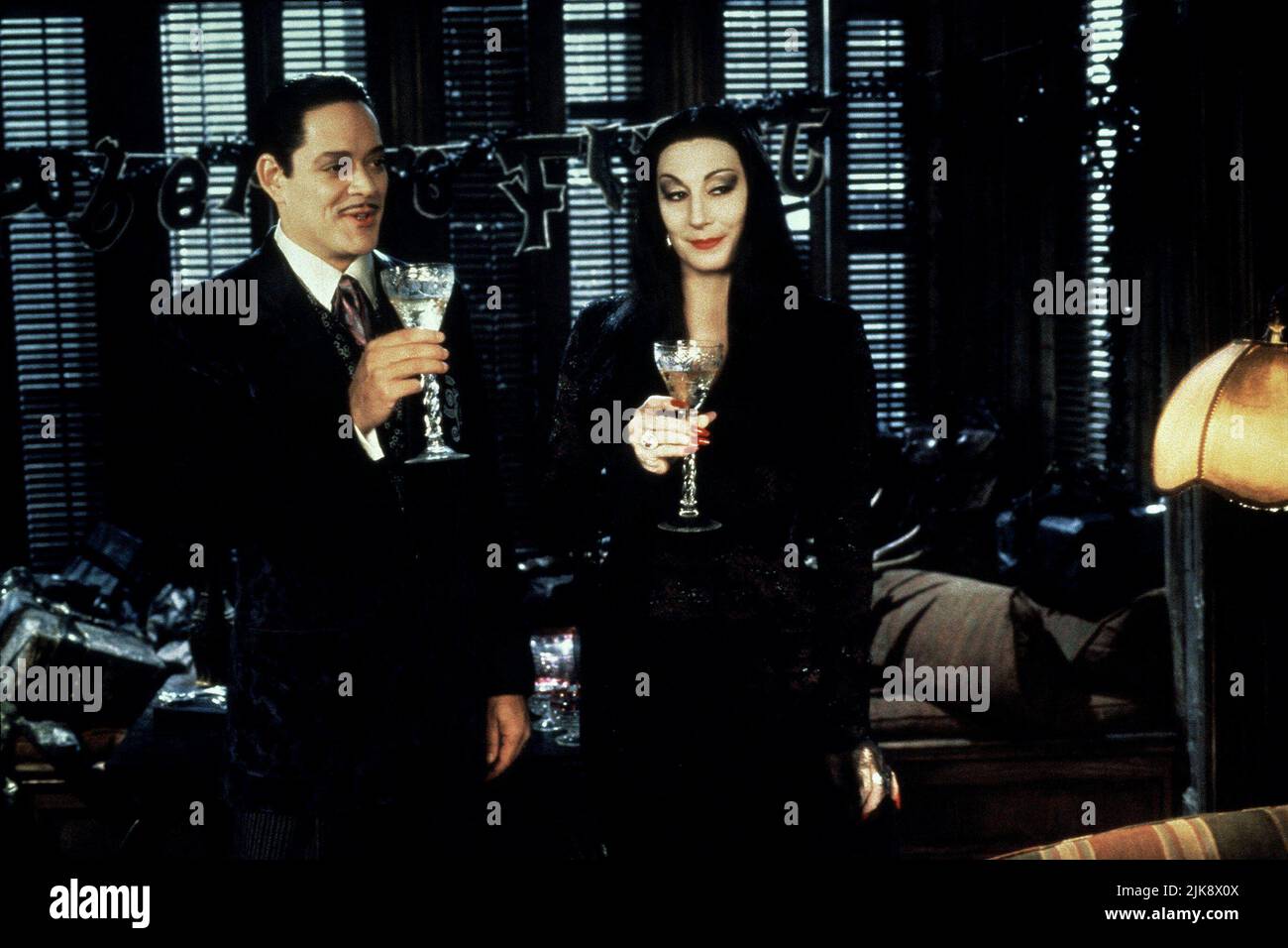 Raul Julia & Anjelica Huston Film: Addams Family Values (USA 1993) Characters: Gomez Addams & Morticia Addams  Director: Barry Sonnenfeld 19 November 1993   **WARNING** This Photograph is for editorial use only and is the copyright of PARAMOUNT PICTURES and/or the Photographer assigned by the Film or Production Company and can only be reproduced by publications in conjunction with the promotion of the above Film. A Mandatory Credit To PARAMOUNT PICTURES is required. The Photographer should also be credited when known. No commercial use can be granted without written authority from the Film Com Stock Photo