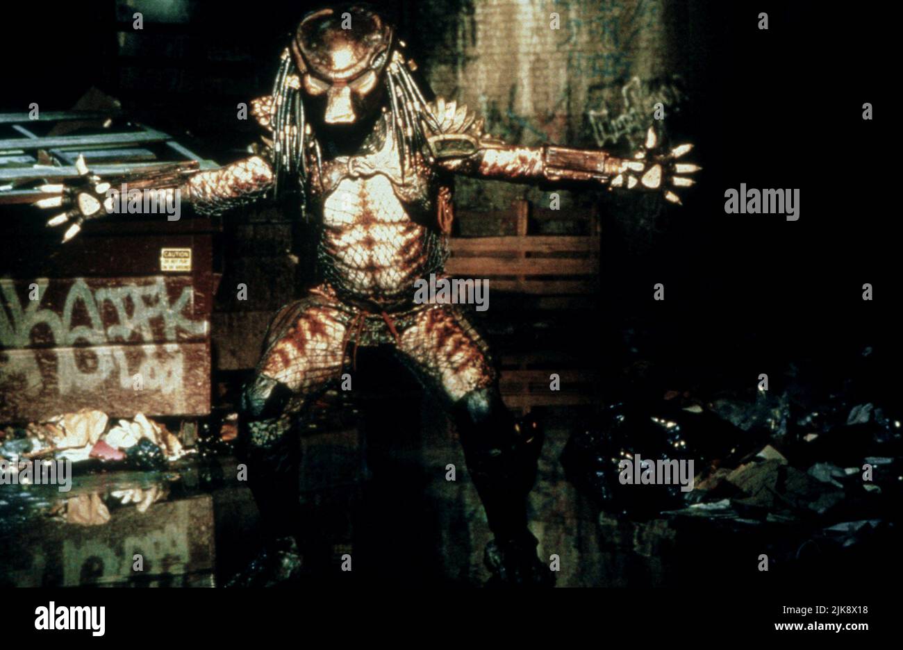 Alien Predator Film: Predator 2 (USA 1990)   Director: Stephen Hopkins 19 November 1990   **WARNING** This Photograph is for editorial use only and is the copyright of 20TH CENTURY FOX / RICHARD FOREMAN JR. and/or the Photographer assigned by the Film or Production Company and can only be reproduced by publications in conjunction with the promotion of the above Film. A Mandatory Credit To 20TH CENTURY FOX / RICHARD FOREMAN JR. is required. No commercial use can be granted without written authority from the Film Company. Stock Photo