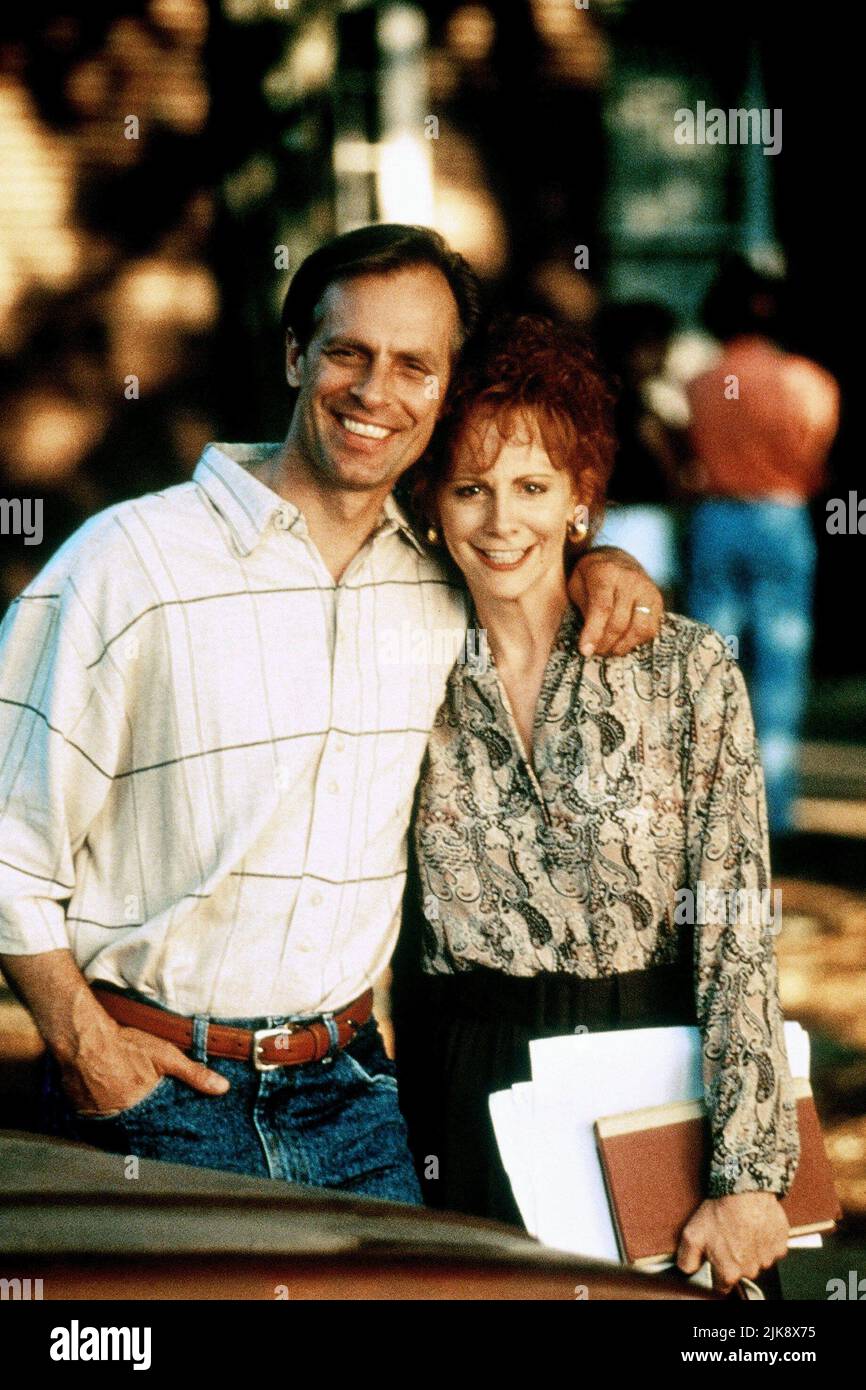 Keith Carradine, Reba Mcentire Film: Is There Life Out There? (1994) Characters: Brad,Lily Marshall  Director: David Hugh Jones 09 October 1994   **WARNING** This Photograph is for editorial use only and is the copyright of The Film Company and/or the Photographer assigned by the Film or Production Company and can only be reproduced by publications in conjunction with the promotion of the above Film. A Mandatory Credit To The Film Company is required. The Photographer should also be credited when known. No commercial use can be granted without written authority from the Film Company. Stock Photo