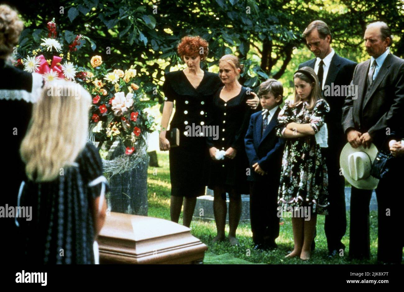 Reba Mcentire, Keith Carradine Film: Is There Life Out There? (1994) Characters: Lily Marshall,Brad  Director: David Hugh Jones 09 October 1994   **WARNING** This Photograph is for editorial use only and is the copyright of The Film Company and/or the Photographer assigned by the Film or Production Company and can only be reproduced by publications in conjunction with the promotion of the above Film. A Mandatory Credit To The Film Company is required. The Photographer should also be credited when known. No commercial use can be granted without written authority from the Film Company. Stock Photo