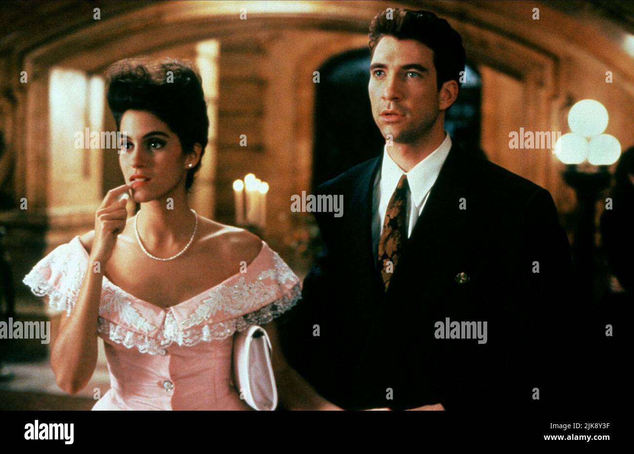 Jami Gertz & Dylan Mcdermott Film: Jersey Girl (1992) Characters: Toby Mastallone & Sal  Director: David Burton Morris 17 June 1992   **WARNING** This Photograph is for editorial use only and is the copyright of COLUMBIA TRISTAR and/or the Photographer assigned by the Film or Production Company and can only be reproduced by publications in conjunction with the promotion of the above Film. A Mandatory Credit To COLUMBIA TRISTAR is required. The Photographer should also be credited when known. No commercial use can be granted without written authority from the Film Company. Stock Photo