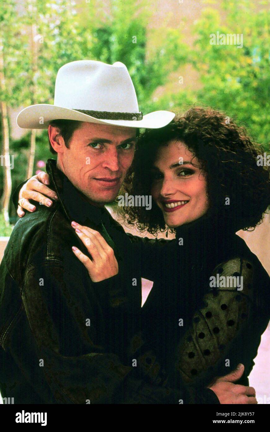 Willem Dafoe & Mary Elizabeth Mastrantonio Film: White Sands (USA 1992) Characters: Deputy Sheriff Ray Dolezal & Lane Bodine  Director: Roger Donaldson 24 April 1992   **WARNING** This Photograph is for editorial use only and is the copyright of WARNER BROS. and/or the Photographer assigned by the Film or Production Company and can only be reproduced by publications in conjunction with the promotion of the above Film. A Mandatory Credit To WARNER BROS. is required. The Photographer should also be credited when known. No commercial use can be granted without written authority from the Film Comp Stock Photo
