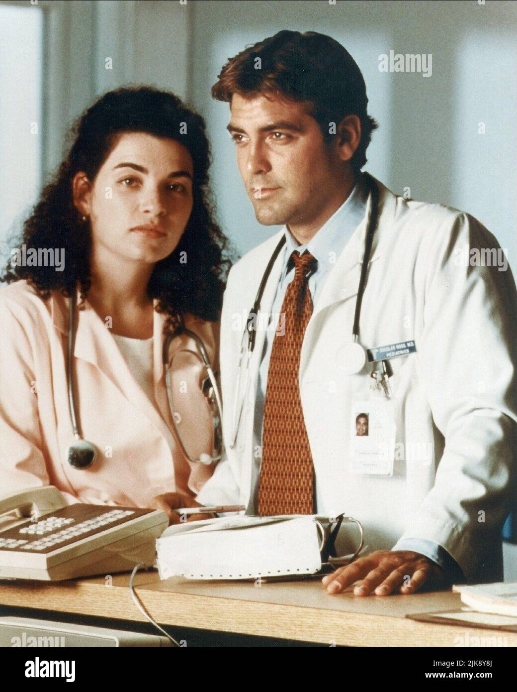 Julianna Margulies & George Clooney Television: Er : Season 1; E.R. (TV-Serie) Characters: Nurse Carol Hathaway & Dr. Doug Ross  Usa 1994-2000, / 1. Staffel, Season 1 19 September 1994   **WARNING** This Photograph is for editorial use only and is the copyright of WARNER BROS. TELEVISION and/or the Photographer assigned by the Film or Production Company and can only be reproduced by publications in conjunction with the promotion of the above Film. A Mandatory Credit To WARNER BROS. TELEVISION is required. The Photographer should also be credited when known. No commercial use can be granted wit Stock Photo