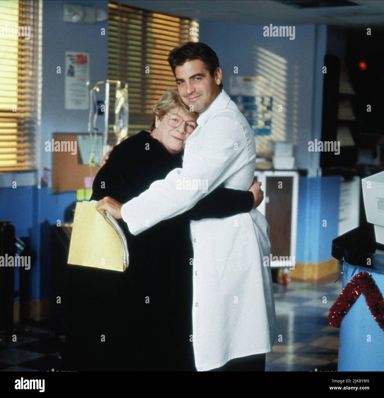 Rosemary Clooney & George Clooney Television: Er : Season 1; E.R. (TV-Serie) Characters: 'Madame X' / ... (2 episodes, 1994) & Dr. Doug Ross  Usa 1994-2000, / 1. Staffel, Season 1 19 September 1994   **WARNING** This Photograph is for editorial use only and is the copyright of WARNER BROS. TELEVISION and/or the Photographer assigned by the Film or Production Company and can only be reproduced by publications in conjunction with the promotion of the above Film. A Mandatory Credit To WARNER BROS. TELEVISION is required. The Photographer should also be credited when known. No commercial use can b Stock Photo