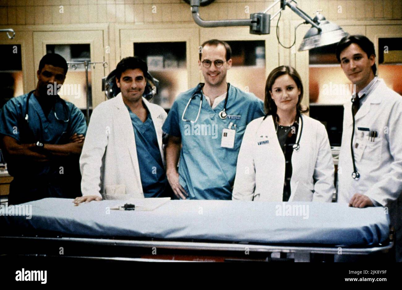 Eriq La Salle, George Clooney, Anthony Edwards, Sherry Stringfield & Noah Wyle Television: Er : Season 1; E.R. (TV-Serie) Characters: Dr. Peter Benton,Dr. Doug Ross,Dr. Mark Greene,Dr. Susan Lewis & Dr. John Carter  Usa 1994-2000, / 1. Staffel, Season 1 19 September 1994   **WARNING** This Photograph is for editorial use only and is the copyright of WARNER BROS. TELEVISION and/or the Photographer assigned by the Film or Production Company and can only be reproduced by publications in conjunction with the promotion of the above Film. A Mandatory Credit To WARNER BROS. TELEVISION is required. Th Stock Photo