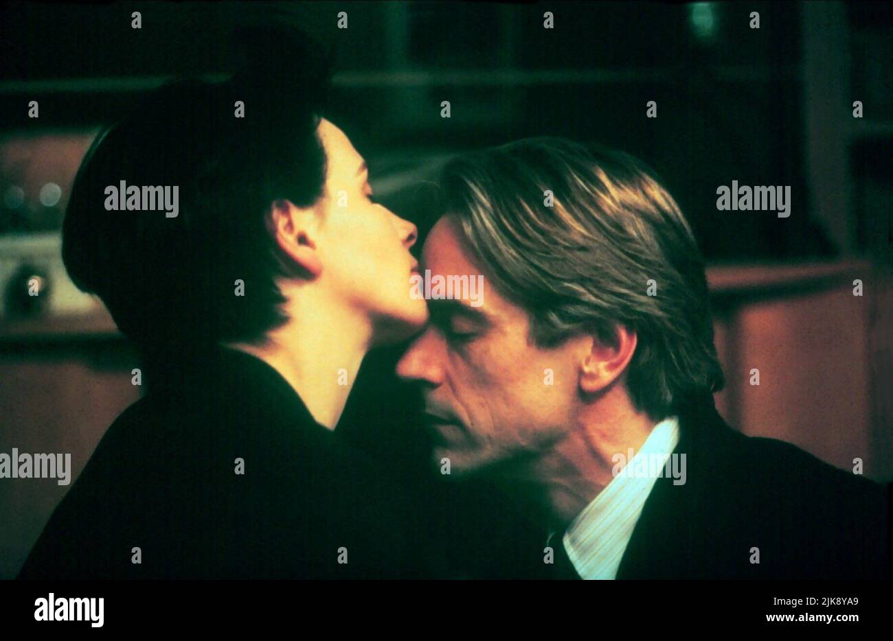 Juliette Binoche & Jeremy Irons Film: Damage (1992) Characters: Anna Barton & Dr. Stephen Fleming  Director: Louis Malle 02 December 1992   **WARNING** This Photograph is for editorial use only and is the copyright of STUDIO CANAL and/or the Photographer assigned by the Film or Production Company and can only be reproduced by publications in conjunction with the promotion of the above Film. A Mandatory Credit To STUDIO CANAL is required. The Photographer should also be credited when known. No commercial use can be granted without written authority from the Film Company. Stock Photo