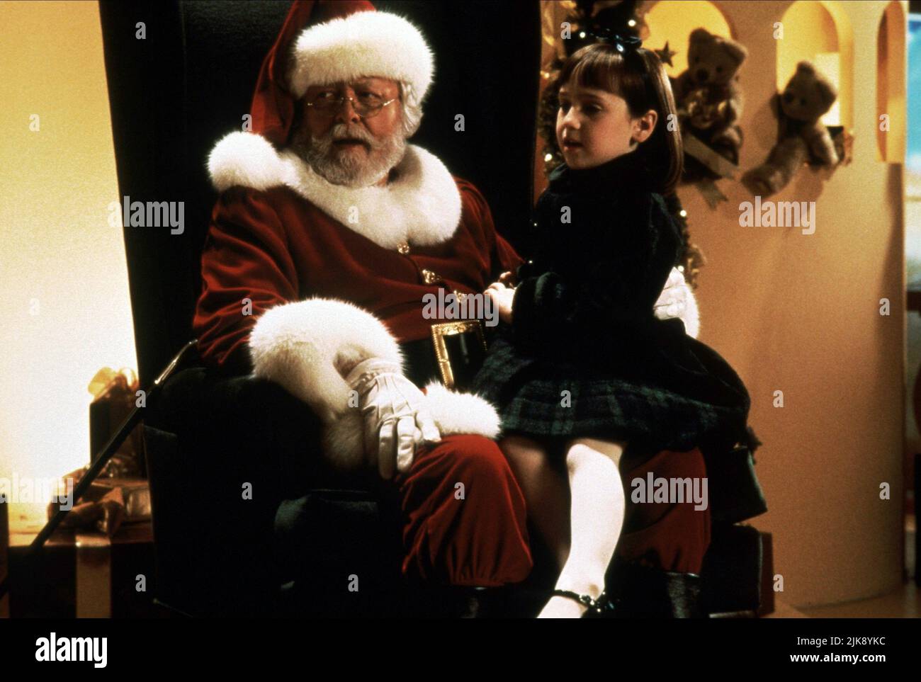 Richard Attenborough, Mara Wilson Film: Miracle On 34th Street (1990) Characters: Kris Kringle, Susan Walker  Director: Les Mayfield 18 November 1994   **WARNING** This Photograph is for editorial use only and is the copyright of 20 CENTURY FOX and/or the Photographer assigned by the Film or Production Company and can only be reproduced by publications in conjunction with the promotion of the above Film. A Mandatory Credit To 20 CENTURY FOX is required. The Photographer should also be credited when known. No commercial use can be granted without written authority from the Film Company. Stock Photo