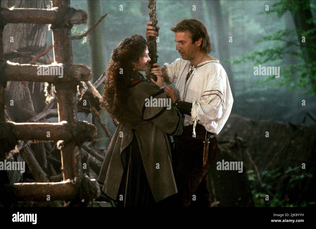 Mary Elizabeth Mastrantonio & Kevin Costner Film: Robin Hood: Prince Of Thieves (USA 1991) Characters: Marian Dubois, Robin Hood  Director: Kevin Reynolds 14 June 1991   **WARNING** This Photograph is for editorial use only and is the copyright of WARNER BROS. and/or the Photographer assigned by the Film or Production Company and can only be reproduced by publications in conjunction with the promotion of the above Film. A Mandatory Credit To WARNER BROS. is required. The Photographer should also be credited when known. No commercial use can be granted without written authority from the Film Co Stock Photo