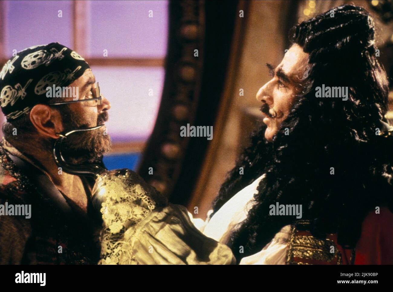 Bob Hoskins & Dustin Hoffman Film: Hook (USA 1991) Characters: Smee, Capt.  Hook Director: Steven Spielberg 08 December 1991 **WARNING** This  Photograph is for editorial use only and is the copyright of