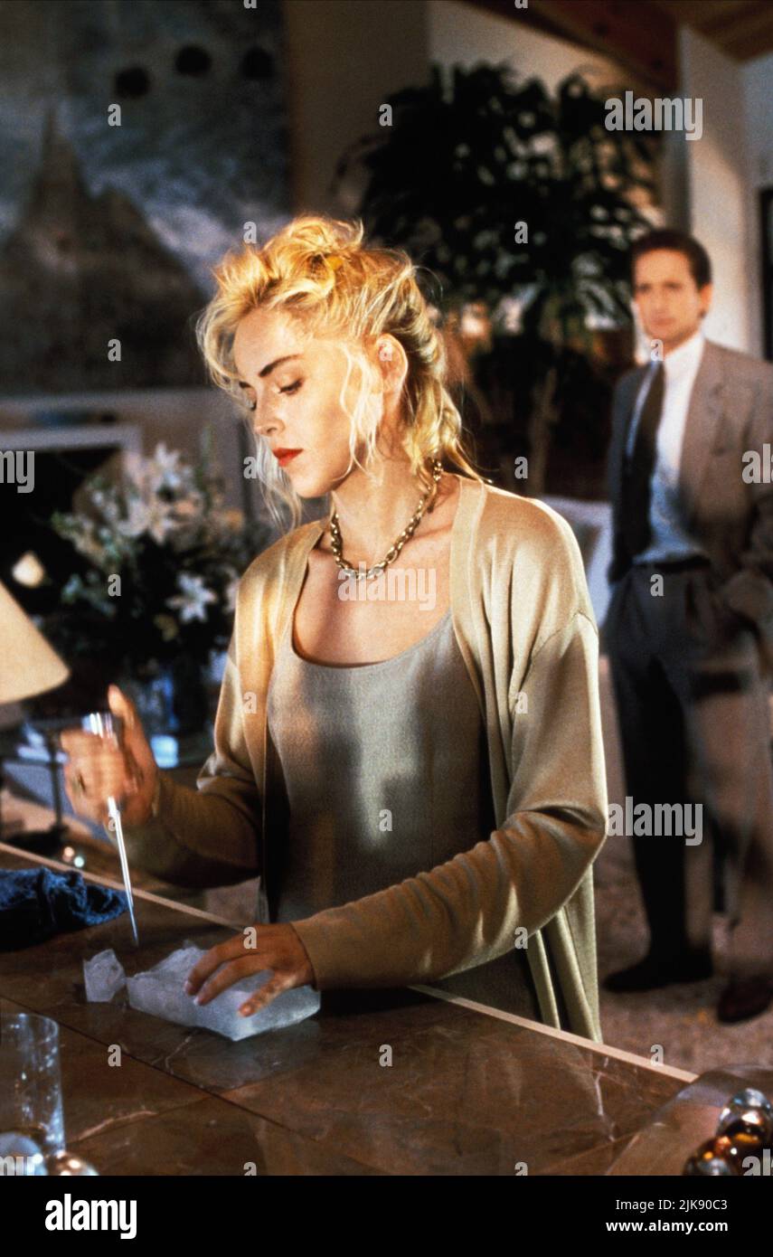 Sharon Stone & Michael Douglas Film: Basic Instinct (USA/FR 1992) Characters: Catherine Tramell, Detective Nick Curran  Director: Paul Verhoeven 20 March 1992   **WARNING** This Photograph is for editorial use only and is the copyright of CAROLCO PICTURES and/or the Photographer assigned by the Film or Production Company and can only be reproduced by publications in conjunction with the promotion of the above Film. A Mandatory Credit To CAROLCO PICTURES is required. The Photographer should also be credited when known. No commercial use can be granted without written authority from the Film Com Stock Photo