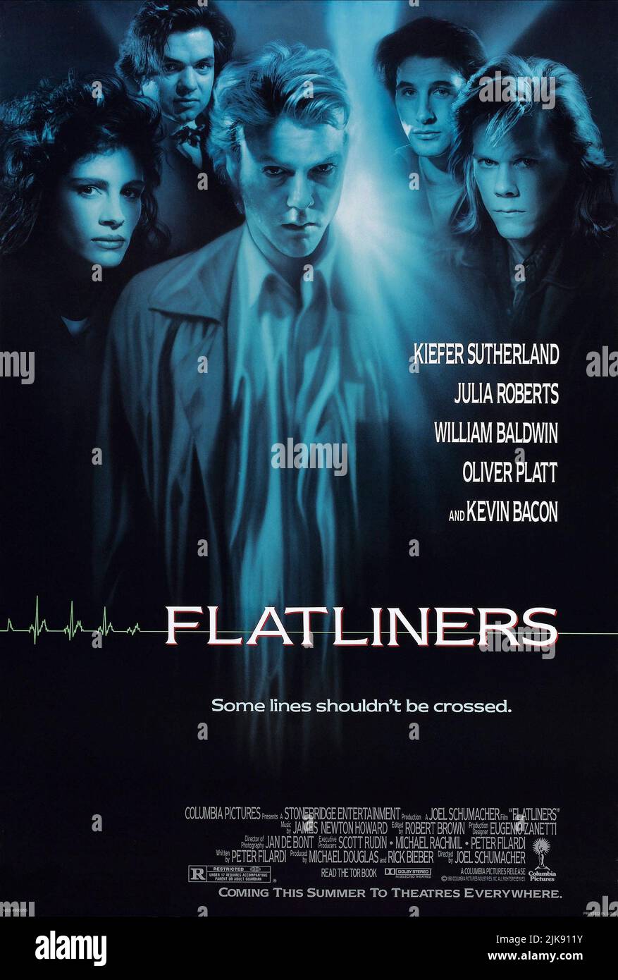 Julia Roberts, Oliver Platt, Kiefer Sutherland, William Baldwin & Kevin Bacon Film: Flatliners (USA 1990) Characters: Dr. Rachel Mannus, Randy Steckle, Nelson, Dr. Joe Hurley, David Labraccio  Director: Joel Schumacher 10 August 1990   **WARNING** This Photograph is for editorial use only and is the copyright of COLUMBIA PICTURES and/or the Photographer assigned by the Film or Production Company and can only be reproduced by publications in conjunction with the promotion of the above Film. A Mandatory Credit To COLUMBIA PICTURES is required. The Photographer should also be credited when known. Stock Photo
