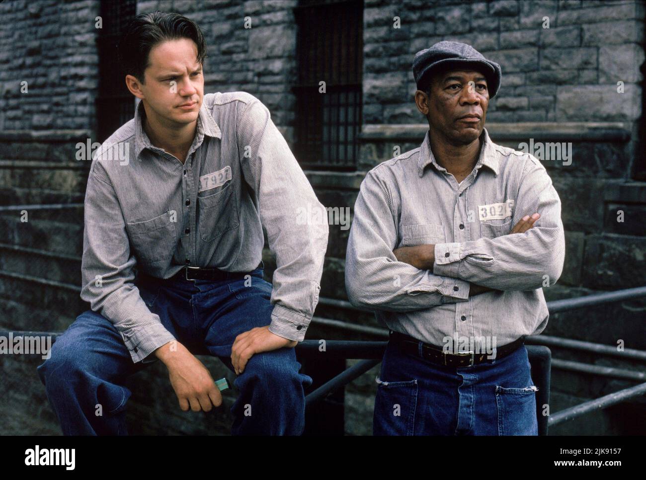 Tim Robbins & Morgan Freeman Film: The Shawshank Redemption (USA 1994) Characters: Andy Dufresne, Ellis Boyd 'Red' Redding  / Literaturverfilmung Nach Der Novelle 'Frühlingserwachen: Pin-Up' (Based On The Novella 'Rita Hayworth And Shawshank Redemption' By Stephen King) Director: Frank Darabont 10 September 1994   **WARNING** This Photograph is for editorial use only and is the copyright of COLUMBIA and/or the Photographer assigned by the Film or Production Company and can only be reproduced by publications in conjunction with the promotion of the above Film. A Mandatory Credit To COLUMBIA is Stock Photo